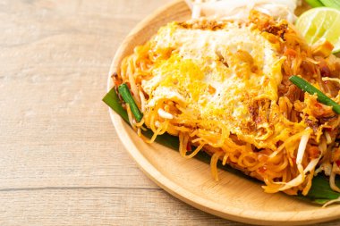 Pad Thai - Tayland usulü kızarmış erişte ve yumurta - Asya usulü