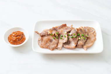 Asya usulü ızgara domuz boynu dilimlenmiş.