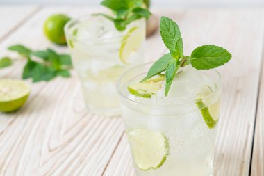 Naneli buzlu limonlu soda, ferahlatıcı içecek.