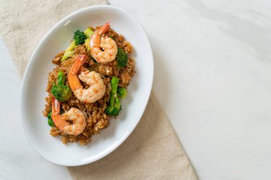 Brokoli ve karidesli kızarmış pirinç.