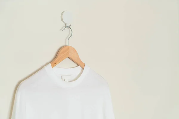 White Shirt Hanging Wood Hanger Wall – stockfoto