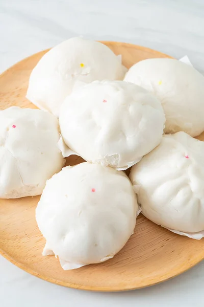 Recheado Pão Cozido Vapor Placa Madeira Estilo Comida Chinesa — Fotografia de Stock