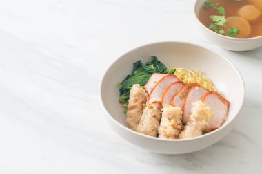 Barbekü Kırmızı Domuz eti ve Asya usulü Çorbalı Wonton Eriştesi.