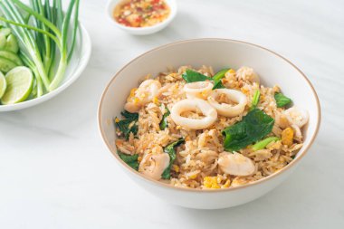 Kalamarlı ya da ahtapotlu pilav. Kalamar, yumurta ve lahana ile kızartılmış pirinç.