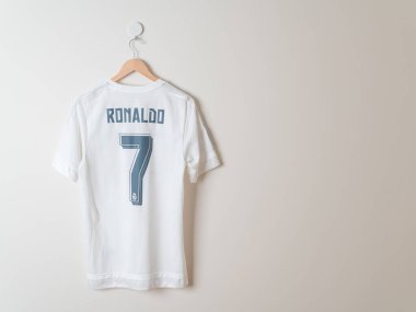 Bangkok, Tayland - 18 Ocak 2022: Real Madrid forması ev forması 2014-2015 Duvarda Ronaldo ismi asılı