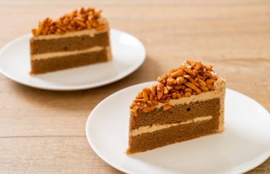 Ev yapımı kahve badem keki beyaz tabakta.