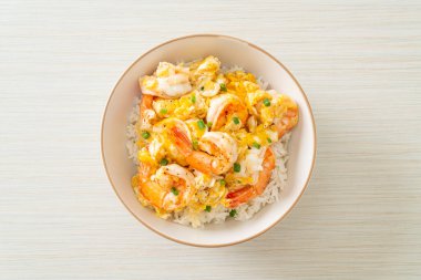 Ev yapımı kremalı omlet ve karides kasesi.