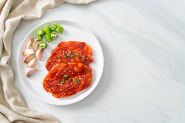 Kore usulü ızgara için baharatlı Kore ezmesiyle marine edilmiş domuz eti ya da taze domuz eti.