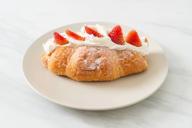 Çilekli ve taze kremalı kruvasan.