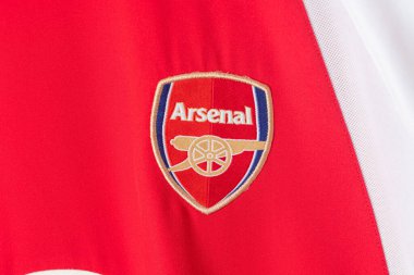 Bangkok, Tayland - 18 Ocak 2022: Arsenal retro tişört ev forması üzerindeki Arsenal logosunu kapat