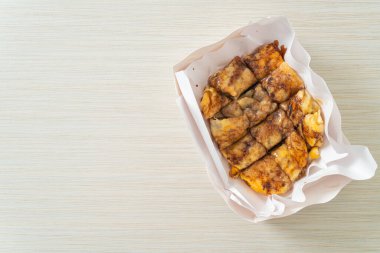 Yumurtalı, muzlu ve çikolatalı kızartma.