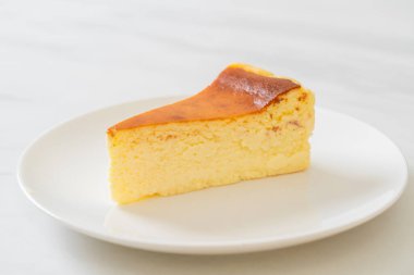 Beyaz tabakta ev yapımı cheesecake.