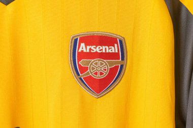 Bangkok, Tayland - 18 Ocak 2022: Arsenal retro gömlek üzerindeki Arsenal logosunu kapat 2016-2017