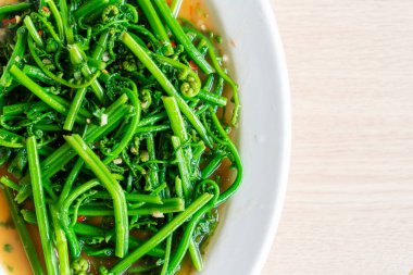 İstiridye soslu kavrulmuş berduş eğreltiotu. Asya usulü.