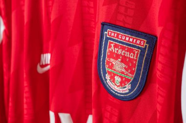 Bangkok, Tayland - 18 Ocak 2022: Arsenal retro tişört ev forması üzerindeki Arsenal logosunu kapatın 1994-1996