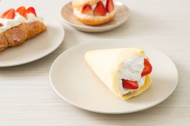 Taze çilek ve taze krep.