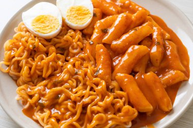 Baharatlı Kore soslu Ramen veya Kore hazır eriştesi ve Tteokbokki - Kore yemeği tarzı