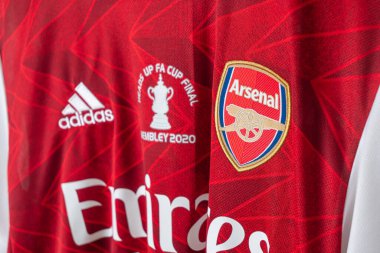 Bangkok, Tayland - 18 Ocak 2022: Arsenal retro tişört ev forması üzerindeki Arsenal logosunu kapat