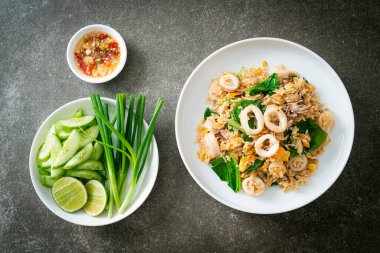 Kalamar ya da ahtapotlu pilav. Kalamar, yumurta ve lahana ile kızartılmış pilav.