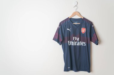 Bangkok, Tayland - 18 Ocak 2022: Arsenal retro-shirt away Forma Sezon 2018-2019 Duvarda asılı
