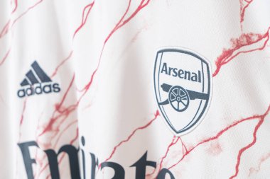 Bangkok, Tayland - 18 Ocak 2022: Arsenal forması üzerindeki Arsenal logosunu kapat.