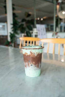 Masada naneli buzlu çikolatalı milkshake bardağı