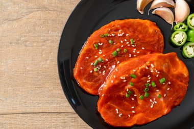 Kore usulü ızgara için baharatlı Kore ezmesiyle marine edilmiş domuz eti ya da taze domuz eti.