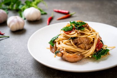 Tavuk ve fesleğenli kızarmış spagetti. Füzyon yemek stili.