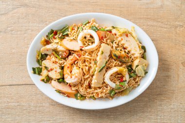 Anında baharatlı erişte salatası ve karışık et. Asya yemeği tarzı.