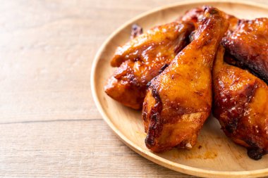 Masada ızgara ve ızgara tavuk.