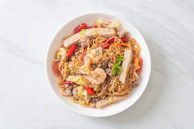 Asya usulü baharatlı erişte salatası, Tayland usulü.