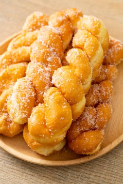 Tahta tabakta, sarmal şekilli şekerli çörek.