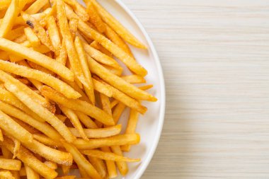 Patates kızartması ya da ekşi krema ve ketçaplı patates cipsi.