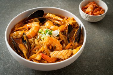 Jjamppong - Kore Deniz Ürünleri Erişte Çorbası - Kore yemek tarzı