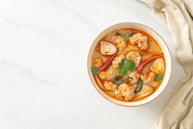 Mantarlı baharatlı domuz çorbası - Tom Yum - Asya usulü