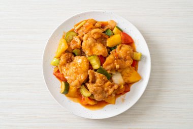 Kızarmış tatlı ve ekşi sosla domuz ve sebzeyi karıştır.