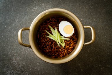 Kore fasulye soslu Anında Erişte salatalık ve haşlanmış yumurta (Jajangmyeon veya Jjajangmyeon) - Kore yemek tarzı