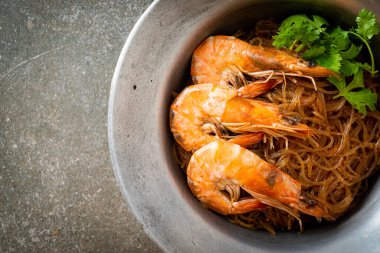 Güveçte veya fırında karides ve cam erişte veya vermicelli karides.