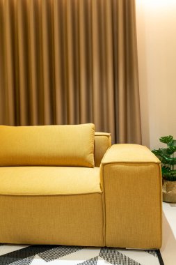 Oturma odasında boş altın hardal kanepesi