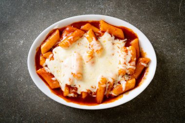 Peynirli Kore soslu Kore pirinç keki, peynirli Peynirli Tokpokki, Peynirli Tteokbokki - Kore yemeği tarzı