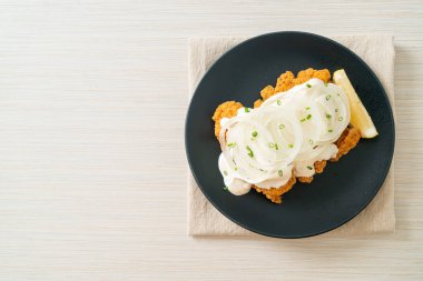 Kore usulü kremalı soğan soslu kar soğanı tavuğu ya da kızarmış tavuk.