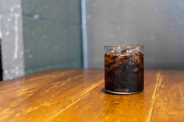 Eis Cola Glas Auf Holztisch — Stockfoto