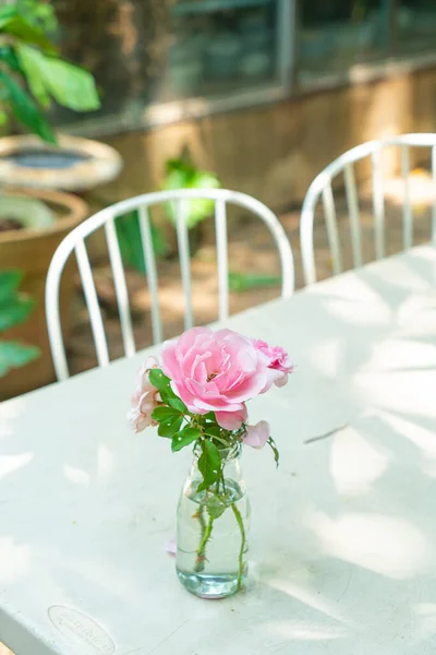 Красива Квітка Вазі Прикрашена Столі Ресторані Кафе — стокове фото