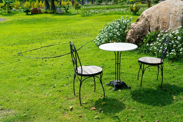 Chaise Vide Table Décorée Dans Jardin — Photo