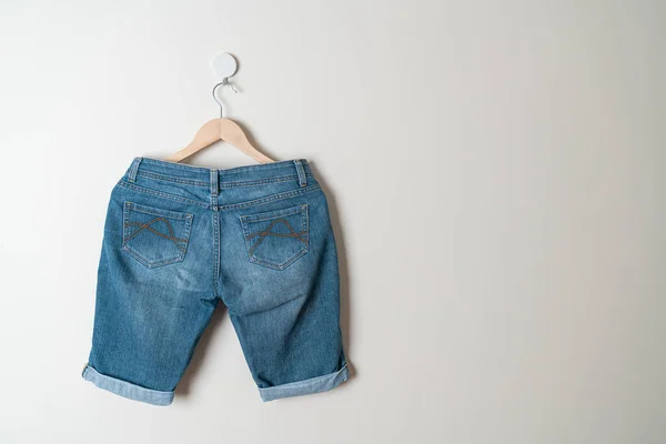 Krótkie Spodnie Dżinsy Wiszące Wieszakiem Ścianie — Zdjęcie stockowe