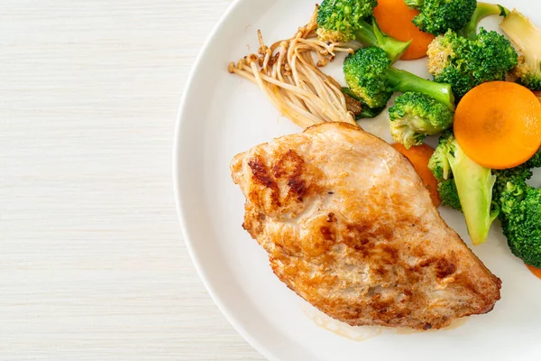 Bife Frango Grelhado Com Legumes Placa Branca — Fotografia de Stock