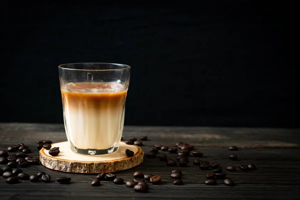 Glas Latte Coffee Kaffee Mit Milch Auf Holz Hintergrund — Stockfoto