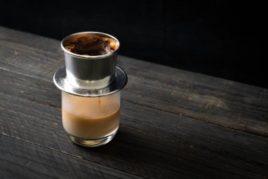 Vietnam tarzında damlayan sıcak sütlü kahve - Saigon veya Vietnam kahvesi