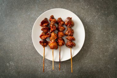 Izakaya usulü ızgara tavuk şiş yakitori servis edilir. Asya usulü.
