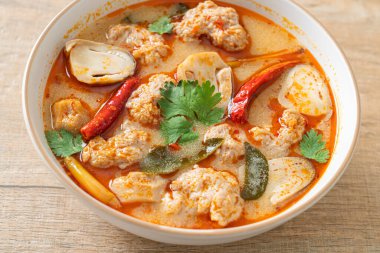 Mantarlı baharatlı domuz çorbası - Tom Yum - Asya usulü